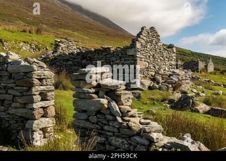 Ruines des maisons de Slievemore village déserté sur l'île d'Achill, près de Keel, comté de Mayo, Irlande Banque D'Images