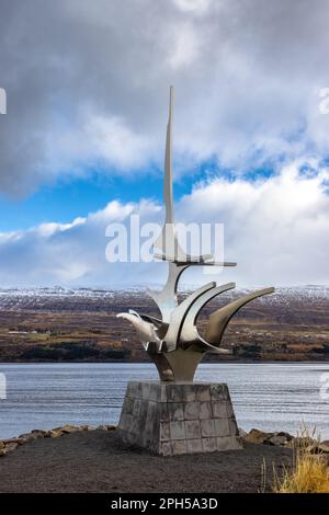 Akureyri, Islande - 16 octobre 2021 : Sigling, signifiant voile ou voyage, statue, par Jon Gunner Arnason, Akureyri, Islande du Nord. Sœur du famo Banque D'Images