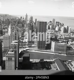 1960s, vue historique de l'horizon de Chicago, Illinois, États-Unis. Les célèbres Water Tower Inn et St clair Hotel figurent parmi les skracers visibles sur la photo. Banque D'Images