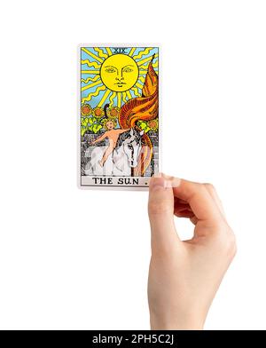 Soleil, carte tarot en main, arcana majeure positive isolée sur blanc. Banque D'Images