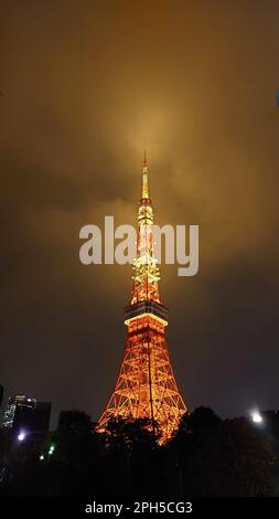 Tokyo, Japon - 10.29.2019 : vue de l'extérieur de la Tour de Tokyo illuminée la nuit sous un ciel nuageux Banque D'Images