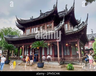 Shanghai, Chine - 24 juillet 2019 : un pavillon chinois traditionnel de style architectural dans le jardin Yuyuan avec des touristes qui y marchent Banque D'Images