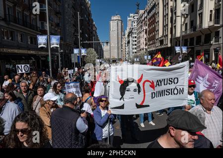 Madrid, Espagne. 26th mars 2023. Des personnes portant des plaques sont vues lors d'une démonstration pour défendre le système public de soins de santé. Des milliers de personnes et de travailleurs de la santé ont manifesté dans le centre-ville contre les politiques de la Présidente de la Communauté de Madrid, Isabel Diaz Ayuso, exigeant de meilleures conditions de travail. Credit: Marcos del Mazo/Alay Live News Banque D'Images