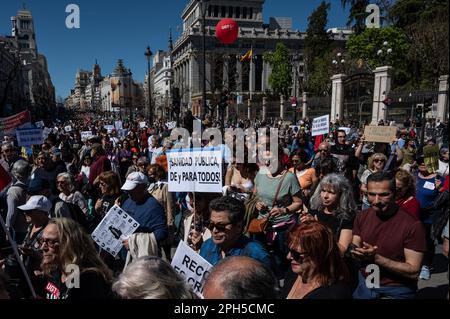 Madrid, Espagne. 26th mars 2023. Des personnes portant des plaques sont vues lors d'une démonstration pour défendre le système public de soins de santé. Des milliers de personnes et de travailleurs de la santé ont manifesté dans le centre-ville contre les politiques de la Présidente de la Communauté de Madrid, Isabel Diaz Ayuso, exigeant de meilleures conditions de travail. Credit: Marcos del Mazo/Alay Live News Banque D'Images