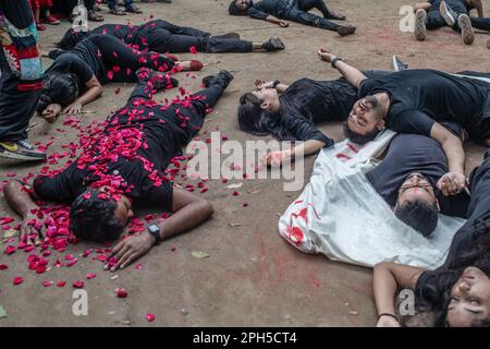 Prachyanat École d'artistes en action et en design vus lors d'une représentation de Lal Jatra (procession rouge) sur le campus de l'Université de Dhaka. L'école d'action et de conception de Prachyanat a organisé une procession de Lal Jatra (procession rouge), pour se rappeler le génocide commis par l'armée pakistanaise à 25 mars 1971 à Dhaka, au Bangladesh, sur 25 mars 2023. En cette nuit noire de l'histoire nationale, les dirigeants militaires pakistanais ont lancé « l'opération Searchlight », tuant quelques milliers de personnes dans la seule répression de cette nuit-là. Dans le cadre de l'opération, des chars ont été déployés à partir du cantonnement de Dhaka et une ville endormie s'est réveillée jusqu'aux hochets Banque D'Images