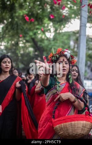 Un artiste a vu lancer des fleurs lors d'une représentation de Lal Jatra (procession rouge) alors qu'il se déroule sur le campus de l'Université de Dhaka. L'école d'action et de conception de Prachyanat a organisé une procession de Lal Jatra (procession rouge), pour se rappeler le génocide commis par l'armée pakistanaise à 25 mars 1971 à Dhaka, au Bangladesh, sur 25 mars 2023. En cette nuit noire de l'histoire nationale, les dirigeants militaires pakistanais ont lancé « l'opération Searchlight », tuant quelques milliers de personnes dans la seule répression de cette nuit-là. Dans le cadre de l'opération, des chars ont été déployés hors du cantonnement de Dhaka et une ville endormie s'est réveillée aux coups de fusil Banque D'Images