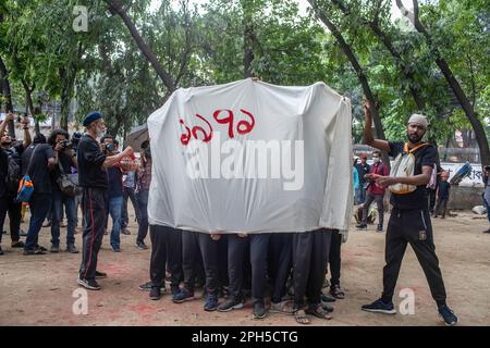 Prachyanat École d'artistes en action et en design vus lors d'une représentation de Lal Jatra (procession rouge) sur le campus de l'Université de Dhaka. L'école d'action et de conception de Prachyanat a organisé une procession de Lal Jatra (procession rouge), pour se rappeler le génocide commis par l'armée pakistanaise à 25 mars 1971 à Dhaka, au Bangladesh, sur 25 mars 2023. En cette nuit noire de l'histoire nationale, les dirigeants militaires pakistanais ont lancé « l'opération Searchlight », tuant quelques milliers de personnes dans la seule répression de cette nuit-là. Dans le cadre de l'opération, des chars ont été déployés à partir du cantonnement de Dhaka et une ville endormie s'est réveillée jusqu'aux hochets Banque D'Images