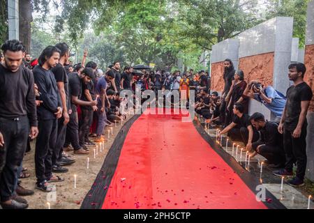 Prachyanat École d'artistes en action et en design vus lors d'une représentation de Lal Jatra (procession rouge) sur le campus de l'Université de Dhaka. L'école d'action et de conception de Prachyanat a organisé une procession de Lal Jatra (procession rouge), pour se rappeler le génocide commis par l'armée pakistanaise à 25 mars 1971 à Dhaka, au Bangladesh, sur 25 mars 2023. En cette nuit noire de l'histoire nationale, les dirigeants militaires pakistanais ont lancé « l'opération Searchlight », tuant quelques milliers de personnes dans la seule répression de cette nuit-là. Dans le cadre de l'opération, des chars ont été déployés à partir du cantonnement de Dhaka et une ville endormie s'est réveillée jusqu'aux hochets Banque D'Images