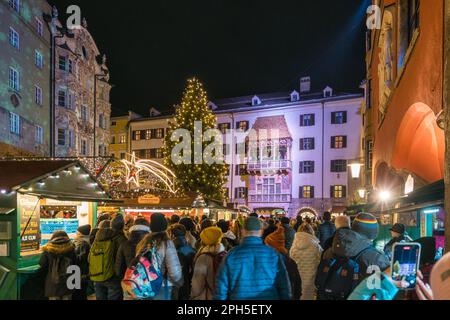 Le magnifique et coloré marché de Noël d'Innsbruck en Autriche. Banque D'Images