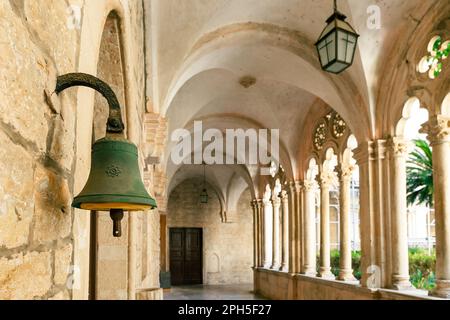 Belle vue sur la cour du monastère dominicain à Dubrovnik, magnifique chef-d'œuvre de l'architecture gothique du 15th siècle Banque D'Images