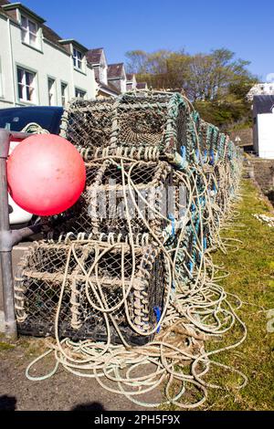 Une pile de pièges à crabe et de corde sur le quai de Portree sur l'île de Skye Banque D'Images