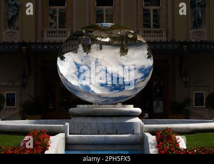 L'Anish Kapoor Sky Mirror se trouve sur la place du casino de Monte Carlo Monaco. Banque D'Images
