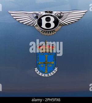 Logo Bentley sur une voiture à l'extérieur du casino de Monte Carlo, Monaco. Avec le logo ou le manteau de la Principauté des Asturies : Principado de Asturias Banque D'Images