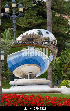 L'Anish Kapoor Sky rétroviseurs en place du casino de Monte Carlo à Monaco. Dans le miroir reflète Casino Banque D'Images