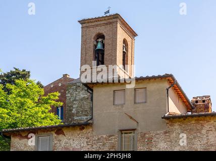 Clocher de la Pieve de Santi Pietro e Paolo à Coiano. Un bâtiment roman situé sur l'une des routes de la via Francigena - Castelfiorentin Banque D'Images