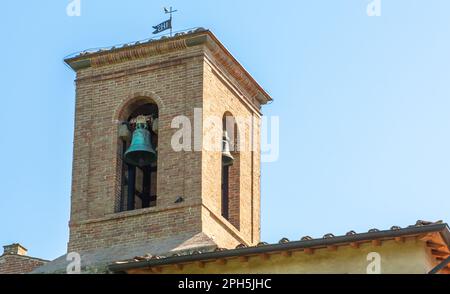 Clocher de la Pieve de Santi Pietro e Paolo à Coiano. Un bâtiment roman situé sur l'une des routes de la via Francigena - Castelfiorentin Banque D'Images