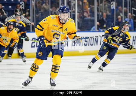 Bridgeport, Connecticut, États-Unis. 24th mars 2023. Quinnipiac en avant Michael Lombardi (4) skate pendant la NCAA DI Men's Ice Hockey Bridgeport Regionals contre Merrimack à Total Mortgage Arena à Bridgeport, Connecticut. Rusty Jones/Cal Sport Media/Alamy Live News Banque D'Images