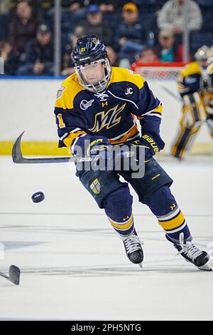 Bridgeport, Connecticut, États-Unis. 24th mars 2023. Merrimack en avant Matt Copponi (21) se charge du palet pendant la NCAA DI Men's Ice Hockey Bridgeport Regionals contre Quinnipiac à Total Mortgage Arena à Bridgeport, Connecticut. Rusty Jones/Cal Sport Media/Alamy Live News Banque D'Images