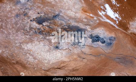 Zone géothermique de Namaskard Hverir, dans le nord de l'Islande, avec piscines de boue bouillonnante. Des gaz sulfureux sont libérés dans l'atmosphère de cette autre planète Banque D'Images