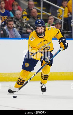 Bridgeport, Connecticut, États-Unis. 24th mars 2023. Quinnipiac Forward Collin Graf (11) se dirige vers le but pendant la NCAA DI hommes de hockey sur glace Bridgeport Regionals contre Merrimack à Total Mortgage Arena à Bridgeport, Connecticut. Rusty Jones/Cal Sport Media/Alamy Live News Banque D'Images