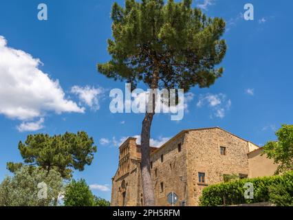 L'église paroissiale de Santa Maria Assunta à Chianni, ou plus simplement Pieve di Chianni, est située sur le territoire de Gambassi terme le long de la route de Banque D'Images