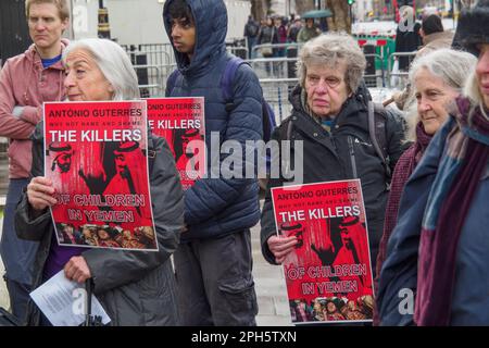 Londres, Royaume-Uni. 26 mars 2023. 8 ans après le début de l'assaut brutal contre le Yémen par les forces dirigées par l'Arabie saoudite, les gens se tiennent en vigile à Downing St organisé par le CAAT pour les milliers de morts et appellent le Royaume-Uni à cesser de fournir des armes. L'ONU estime que plus de 377 000 000 personnes avaient perdu la vie à la fin de 2021 et que le Royaume-Uni a fourni des armes pour une valeur de plus de £23 milliards. Peter Marshall/Alay Live News Banque D'Images