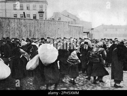 Déportation des Juifs à Bełżec de Zamość, avril 1942. Belzec était un centre d'extermination construit pour tuer les Juifs de Lublin et de Lwow. Environ 450 000 personnes y ont été tuées avant d'être fermées et éradiquées en 1943. Très peu de photos existent car son opération était secrète et elle a fermé avant que les alliés ne viennent donc il n'y a pas d'images de post-libération comme nous le voyons de Dachau et Auschwitz. Seulement 7 personnes ont survécu à Belzec. Banque D'Images