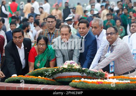 Dhaka, Bangladesh - 26 mars 2023 : des gens de tous horizons ont rendu hommage aux combattants de la liberté du Mémorial national des martyrs sur le Banque D'Images