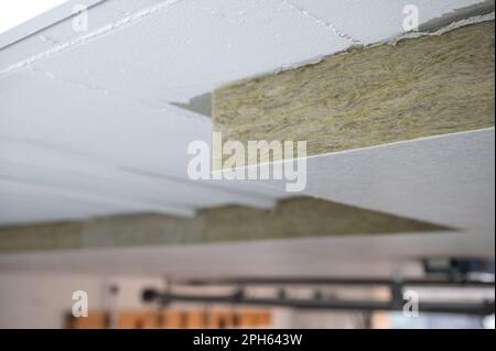 Panneaux isolants en laine minérale, collés sous un plafond de sous-sol Banque D'Images