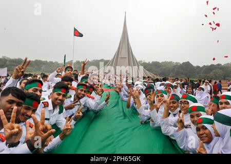 Dhaka, Bangladesh - 26 mars 2023 : des gens de tous horizons ont rendu hommage aux combattants de la liberté du Mémorial national des martyrs sur le Banque D'Images