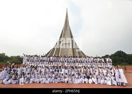 Dhaka, Bangladesh - 26 mars 2023 : des gens de tous horizons ont rendu hommage aux combattants de la liberté du Mémorial national des martyrs sur le Banque D'Images