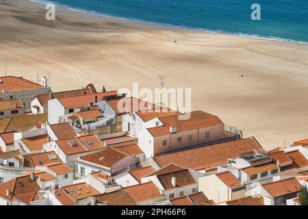 Ville côtière portugaise pittoresque de Nazaré, Portugal. Banque D'Images