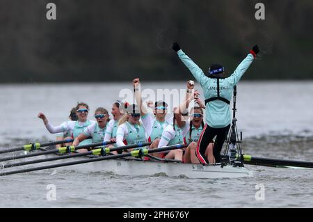 L'équipage de Cambridge célèbre la victoire après la course féminine lors de la course de bateaux Gemini 77th 2023 sur la Tamise, Londres. Date de la photo: Dimanche 26 mars 2023. Banque D'Images