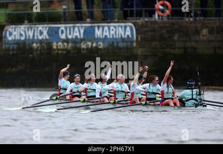 L'équipage de Cambridge célèbre la victoire après la course féminine lors de la course de bateaux Gemini 77th 2023 sur la Tamise, Londres. Date de la photo: Dimanche 26 mars 2023. Banque D'Images