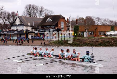 L'équipage de Cambridge célèbre la victoire après la course féminine lors de la course de bateaux Gemini 77th 2023 sur la Tamise, Londres. Date de la photo: Dimanche 26 mars 2023. Banque D'Images