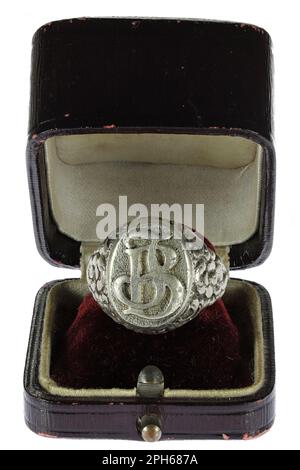 bague d'étanchéité argent antique dans boîte à anneaux vintage isolée sur arrière-plan blanc Banque D'Images