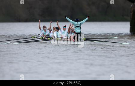 L'équipage de Cambridge célèbre la victoire après la course féminine lors de la course de bateaux Gemini 77th 2023 sur la Tamise, Londres. Date de la photo: Dimanche 26 mars 2023. Banque D'Images