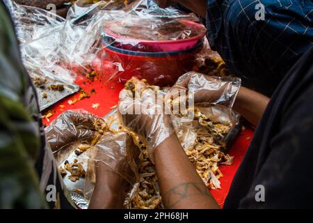 Vieux Dhaka, Bangladesh. 24th mars 2023. Les vendeurs bangladais vendent les articles d'Iftar à Chawkbazar le premier jour du mois sacré musulman du Ramadan dans le Vieux Dhaka, au Bangladesh, sur 24 mars 2023. Chaque année, un marché traditionnel de l'Iftar est ouvert à cette occasion pendant près de 400 ans dans le vieux Dhaka. (Photo de Md Noor Hossain/Pacific Press/Sipa USA) Credit: SIPA USA/Alay Live News Banque D'Images