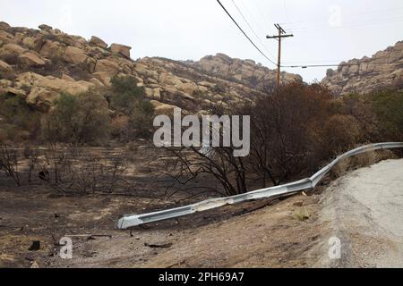 Woolsey les suites des incendies près du laboratoire de campagne de Santa Susana, dans les collines Simi, en Californie Banque D'Images