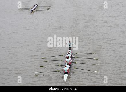 L'équipage de Cambridge célèbre la victoire après la course féminine lors de la Gemini Boat Race 2023 sur la Tamise, Londres. Date de la photo: Dimanche 26 mars 2023. Banque D'Images