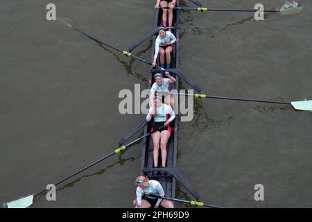 L'équipage de Cambridge célèbre la victoire après la course féminine lors de la Gemini Boat Race 2023 sur la Tamise, Londres. Date de la photo: Dimanche 26 mars 2023. Banque D'Images