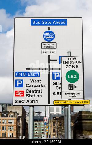 Zone à faibles émissions, porte de bus devant et panneau d'avertissement, pont King George V, Glasgow, Écosse, Royaume-Uni, Europe Banque D'Images