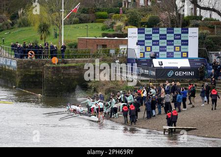 L'équipage de Cambridge célèbre la victoire après la course féminine lors de la Gemini Boat Race 2023 sur la Tamise, Londres. Date de la photo: Dimanche 26 mars 2023. Banque D'Images