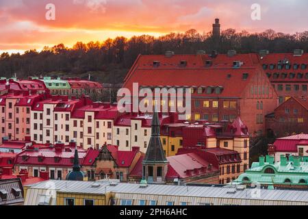 Un coucher de soleil à couper le souffle peint le ciel dans des couleurs vives sur le quartier résidentiel de Gothenburgs, présentant son architecture étonnante et la structure construite Banque D'Images