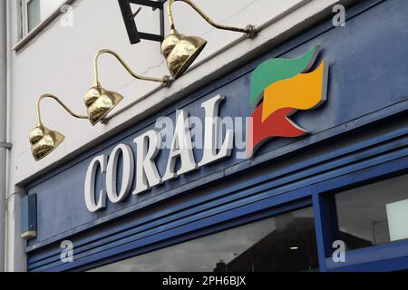 Coral bookmakers boutique de jeux sur High Street, panneau de proximité, Ashtead, Surrey, Angleterre, ROYAUME-UNI, 2023 Banque D'Images