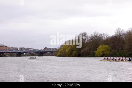 Cambridge (à gauche) dirige Oxford lors de la course féminine lors de la course de bateaux Gemini 77th 2023 sur la Tamise, Londres. Date de la photo: Dimanche 26 mars 2023. Banque D'Images