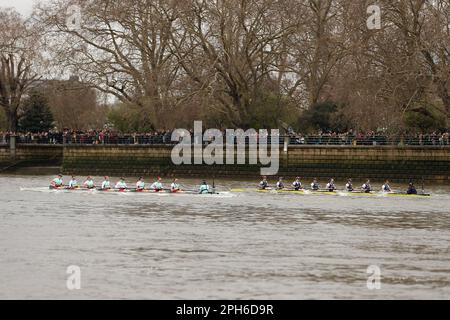 River Thames, Londres, Royaume-Uni. 26th mars 2023. Courses de bateaux universitaires, Oxford Women versus Cambridge Women ; 77th course de bateaux féminins passant devant Putney Embankment peu après le début de la course. Crédit : action plus Sports/Alamy Live News Banque D'Images