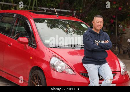 Winnson Wu avec sa voiture dans Tai WO. 14MAR23 SCMP / May TSE Banque D'Images