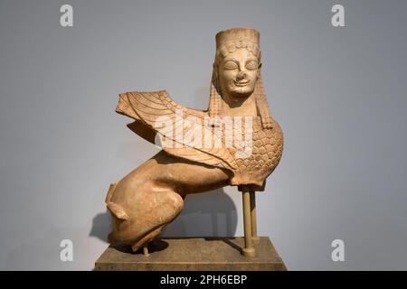 Athènes - 7 mai 2018 : statue en pierre de sphinx au musée archéologique, Athènes, Grèce. Concept de l'histoire de la Grèce antique et de l'Égypte, artefact, antiquité Banque D'Images