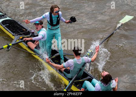 Chiswick Bridge, Chiswick, Londres, Royaume-Uni. 26th mars 2023. Les rameurs de Cambridge célèbrent leur victoire sur l’équipe d’Oxford lors de la course masculine de bateaux sur la Tamise en 168th après la ligne d’arrivée à Mortlake avant le pont Chiswick. Paroisse de Cox Jasper Banque D'Images